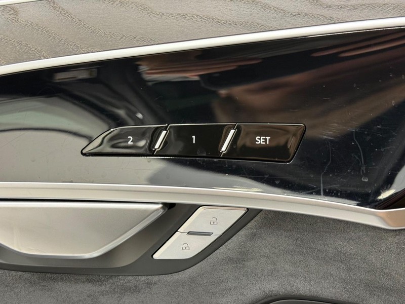 Audi A8 Vehicle Full-screen Gallery Image 14