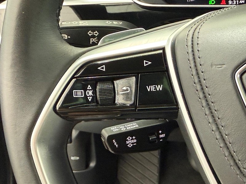 Audi A8 Vehicle Full-screen Gallery Image 15