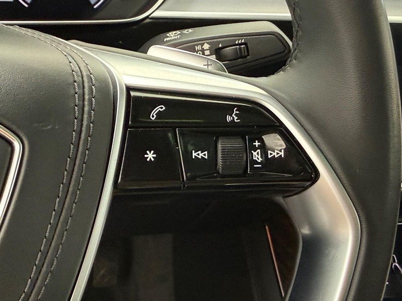Audi A8 Vehicle Full-screen Gallery Image 16
