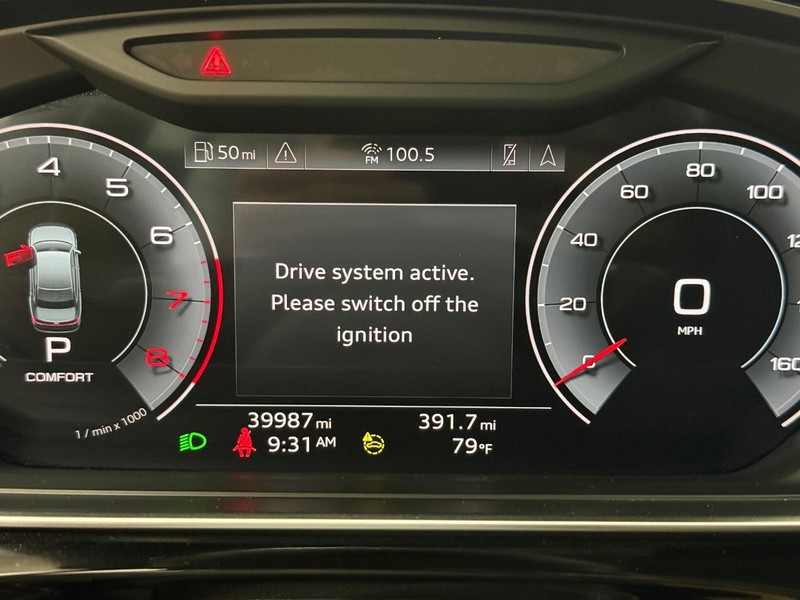 Audi A8 Vehicle Full-screen Gallery Image 17