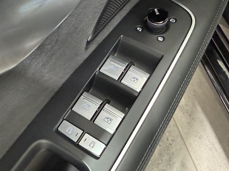 Audi A8 Vehicle Full-screen Gallery Image 20