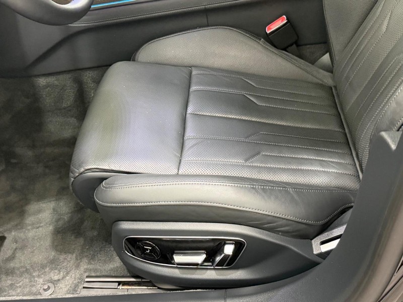 Audi A8 Vehicle Full-screen Gallery Image 21