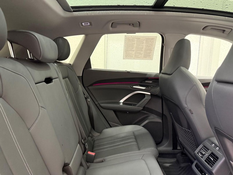 Audi Q5 Vehicle Full-screen Gallery Image 08