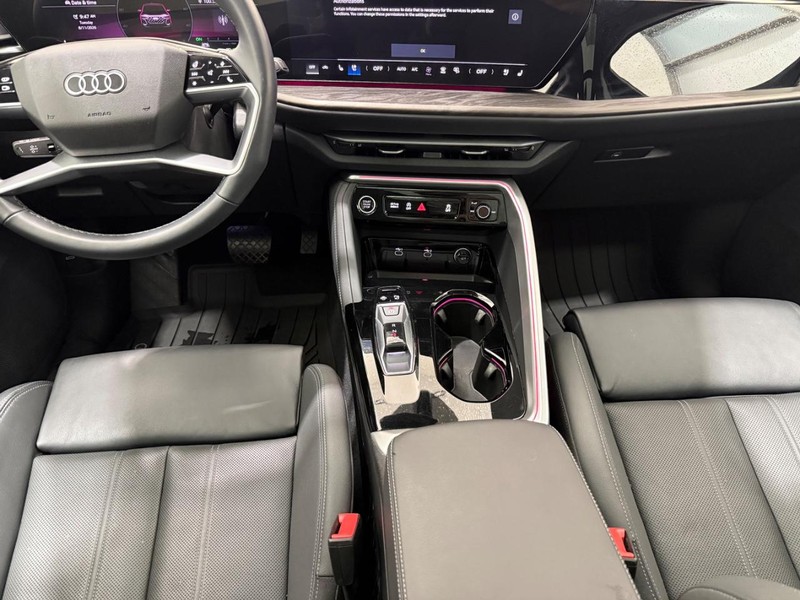 Audi Q5 Vehicle Full-screen Gallery Image 09