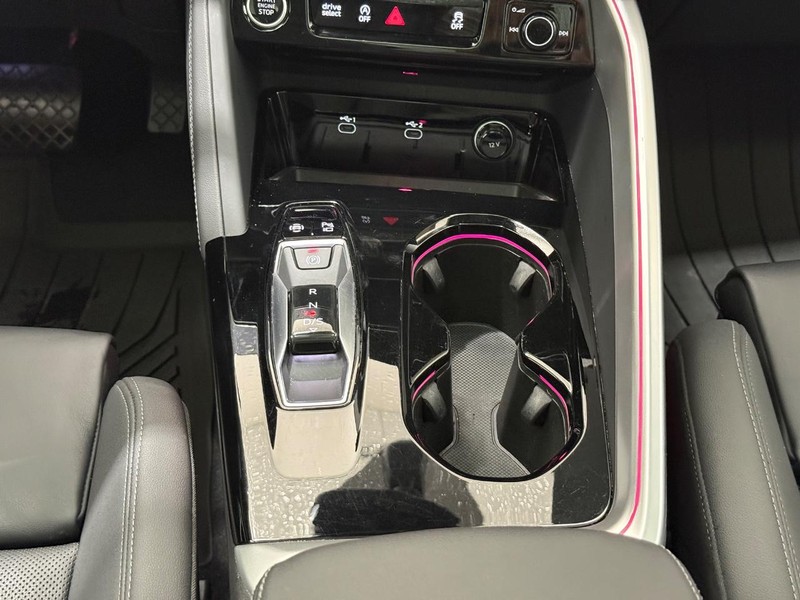 Audi Q5 Vehicle Full-screen Gallery Image 11