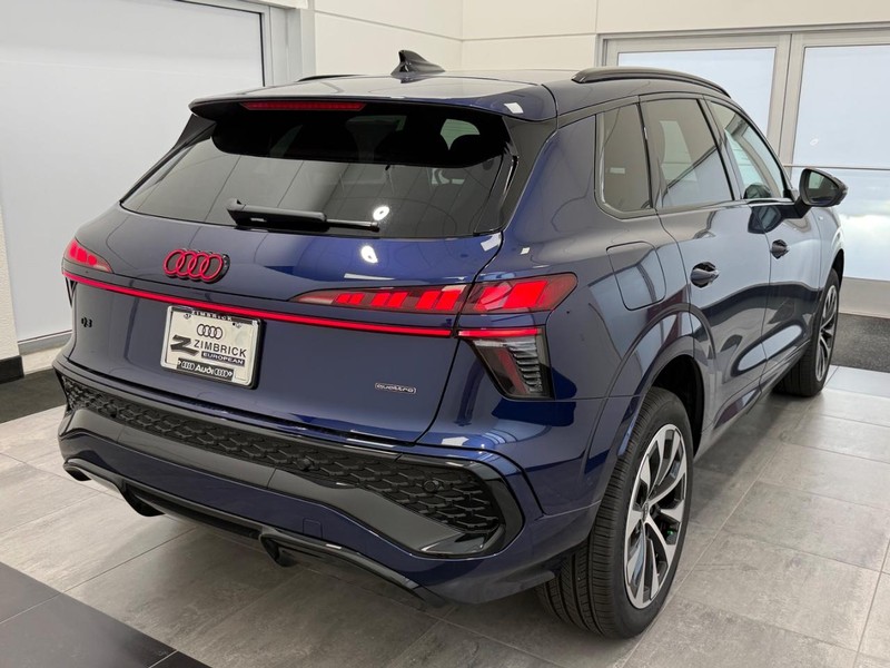 Audi Q3 Vehicle Image 2