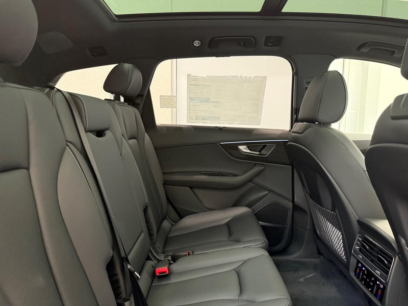 Audi Q7 Vehicle Image 4