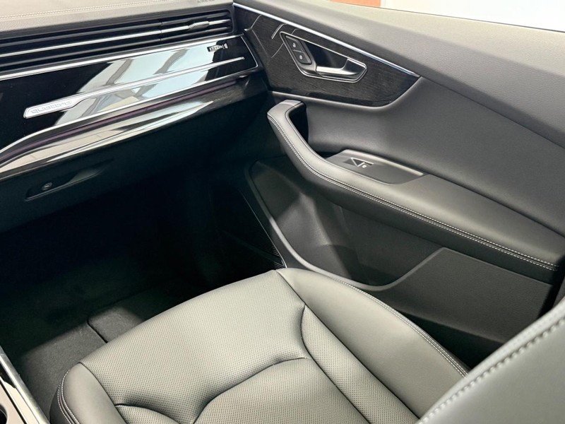 Audi Q7 Vehicle Image 10