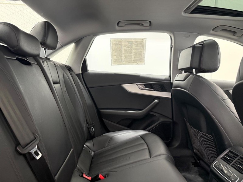 Audi A4 Vehicle Full-screen Gallery Image 08