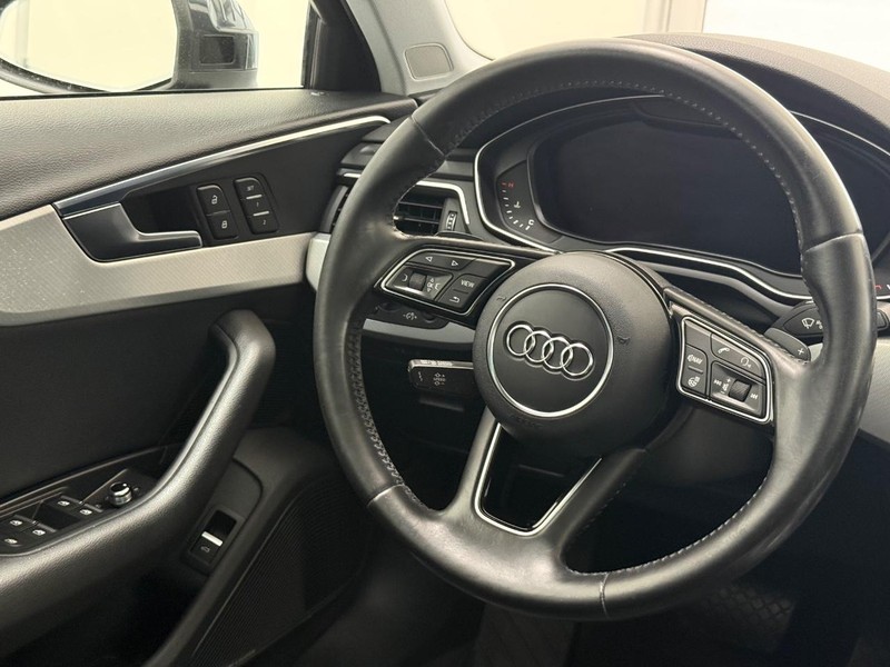 Audi A4 Vehicle Full-screen Gallery Image 11