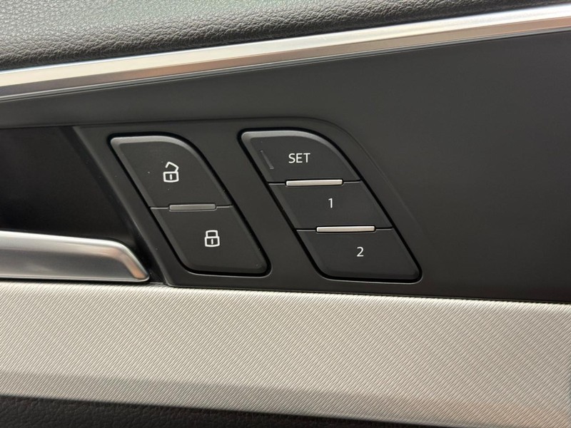 Audi A4 Vehicle Full-screen Gallery Image 13