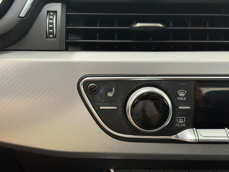 Audi A4 Vehicle Full-screen Gallery Image 17