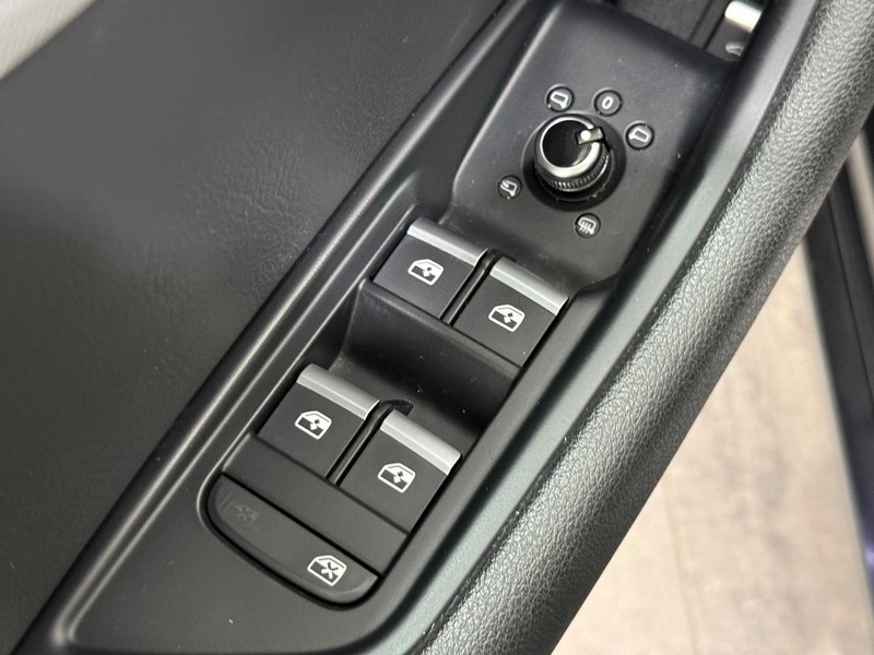 Audi A4 Vehicle Full-screen Gallery Image 19