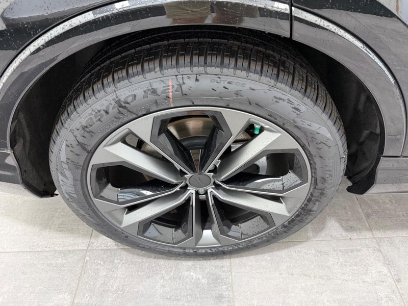Audi Q7 Vehicle Image 3