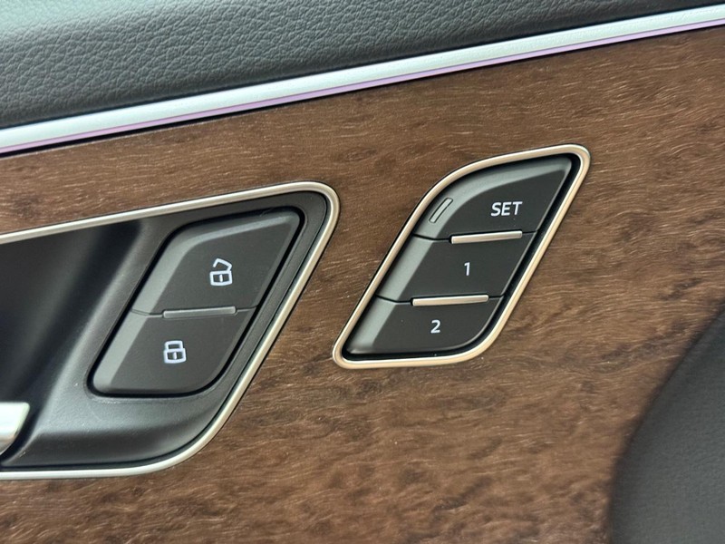 Audi Q7 Vehicle Image 10