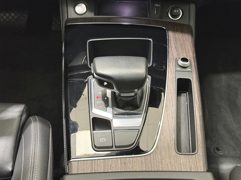 Audi Q5 Vehicle Full-screen Gallery Image 11