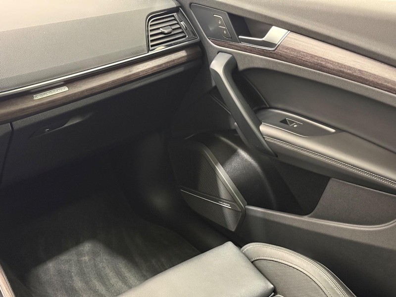 Audi Q5 Vehicle Full-screen Gallery Image 13
