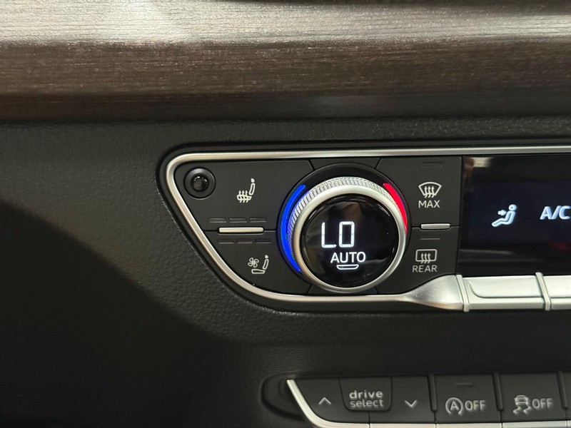 Audi Q5 Vehicle Full-screen Gallery Image 17