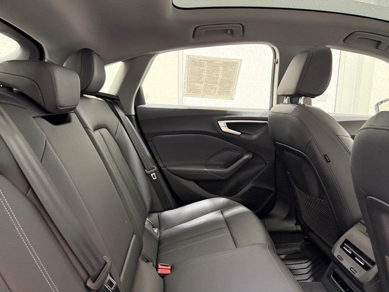 Audi A5 Vehicle Full-screen Gallery Image 08