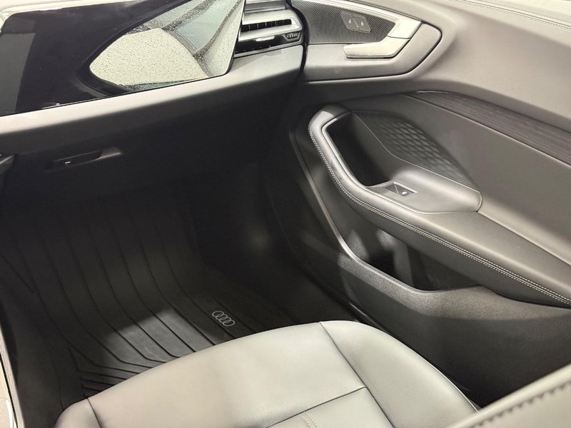 Audi A5 Vehicle Full-screen Gallery Image 13