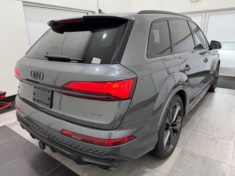 Audi Q7 Vehicle Image 2
