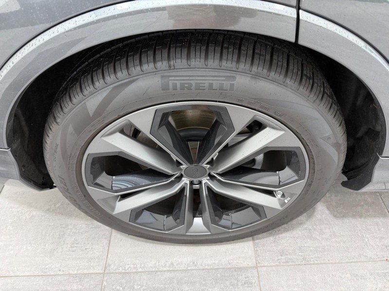 Audi Q7 Vehicle Image 3