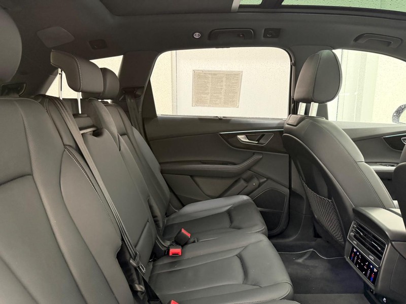 Audi Q7 Vehicle Image 4