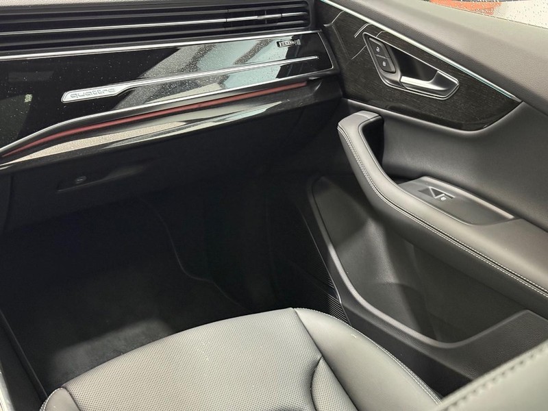 Audi Q7 Vehicle Image 9