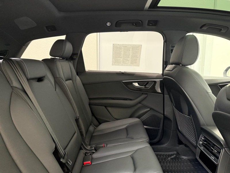 Audi Q7 Vehicle Image 9