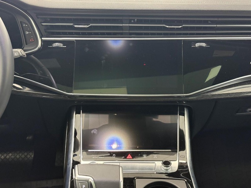 Audi Q7 Vehicle Image 11