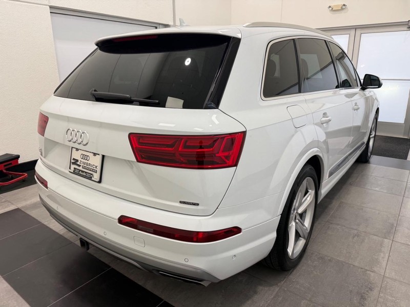 Audi Q7 Vehicle Image 2