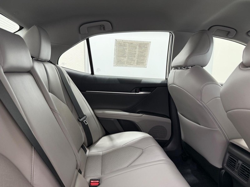 Toyota Camry Vehicle Image 8