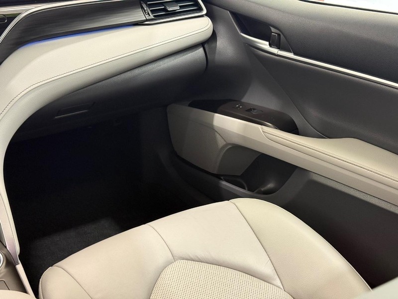 Toyota Camry Vehicle Image 13