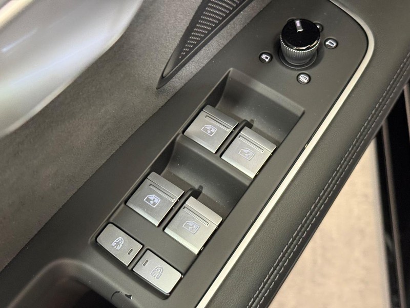 Audi A8 Vehicle Image 18