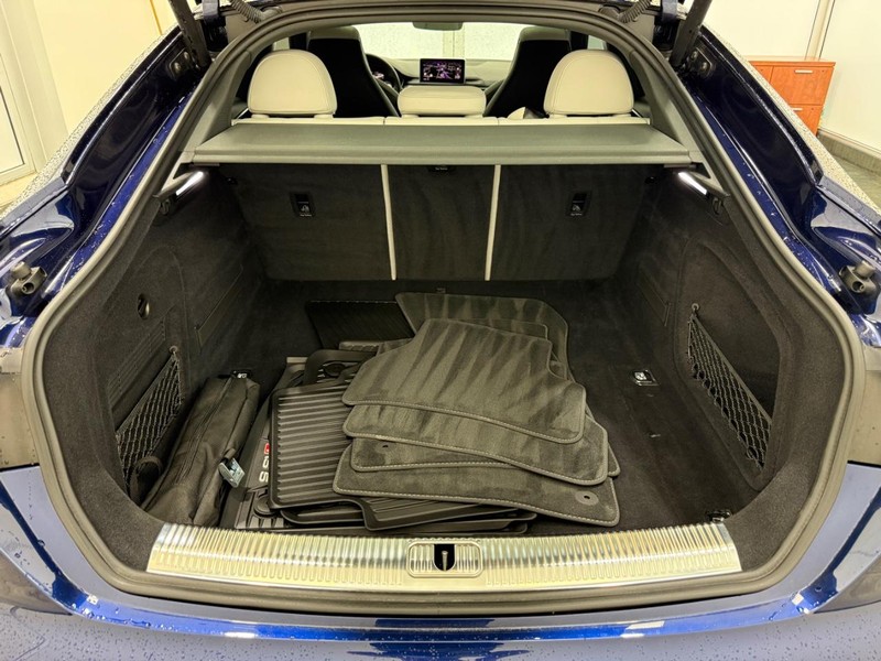 Audi RS 5 Sportback Vehicle Full-screen Gallery Image 05