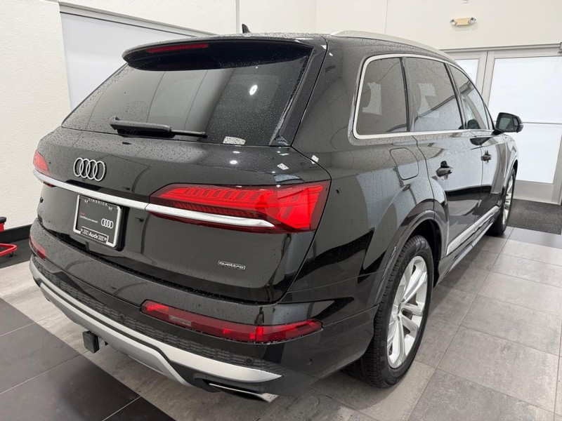 Audi Q7 Vehicle Full-screen Gallery Image 02
