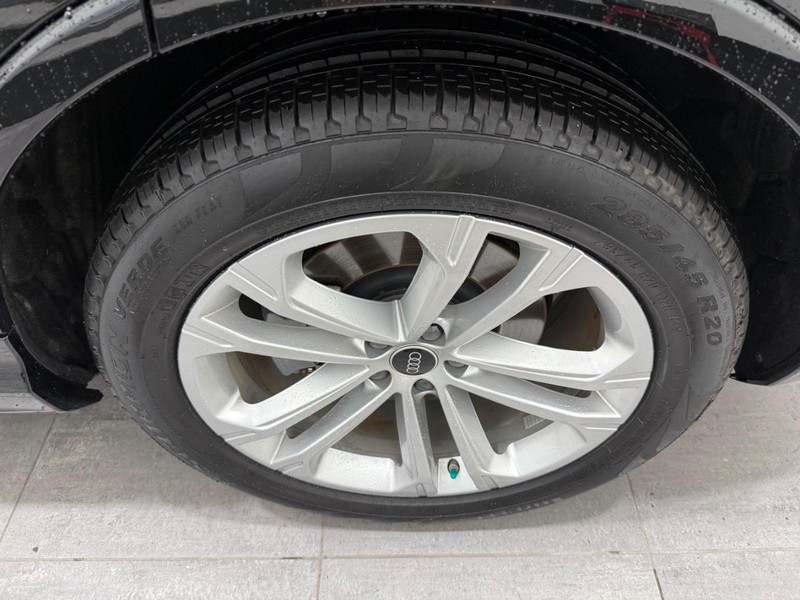 Audi Q7 Vehicle Full-screen Gallery Image 05