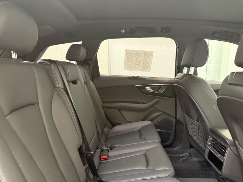 Audi Q7 Vehicle Full-screen Gallery Image 08