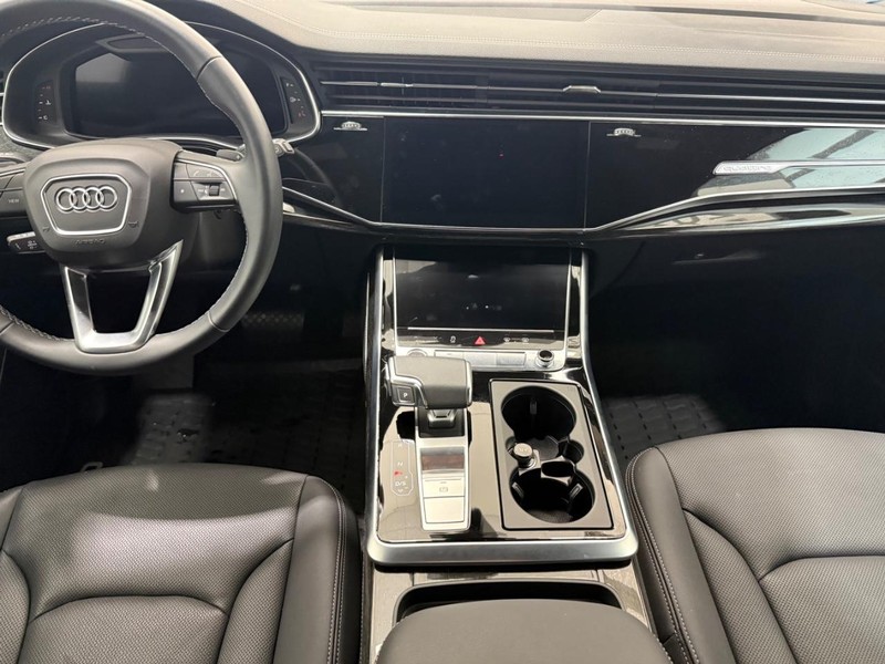 Audi Q7 Vehicle Full-screen Gallery Image 09