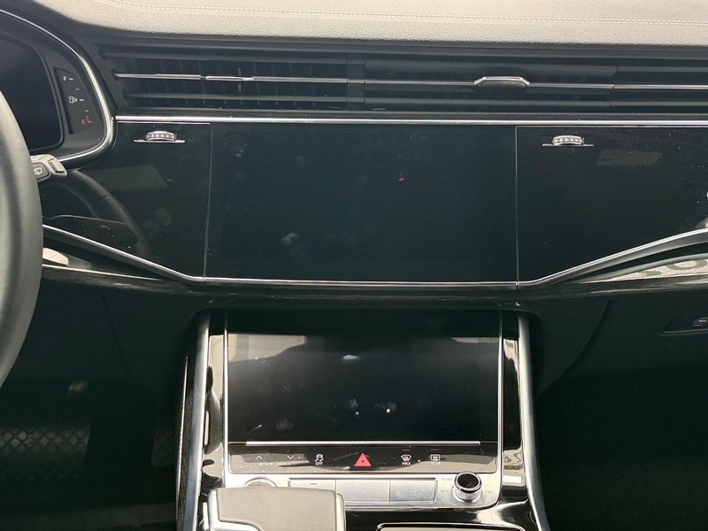 Audi Q7 Vehicle Full-screen Gallery Image 10
