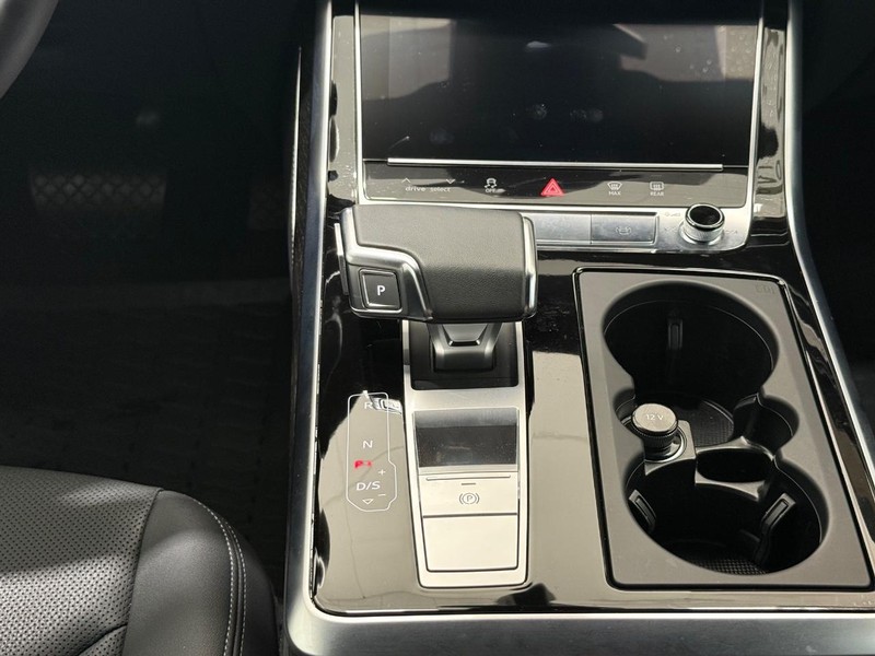 Audi Q7 Vehicle Full-screen Gallery Image 11