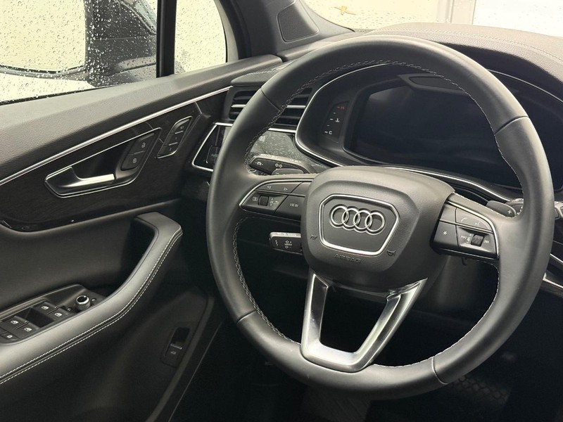 Audi Q7 Vehicle Full-screen Gallery Image 12