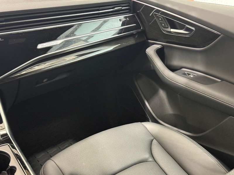 Audi Q7 Vehicle Full-screen Gallery Image 13