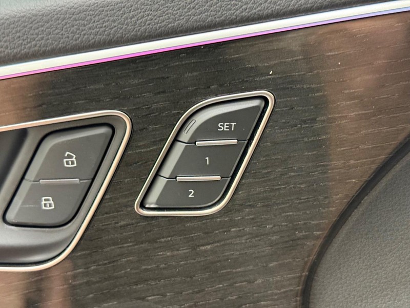 Audi Q7 Vehicle Full-screen Gallery Image 14