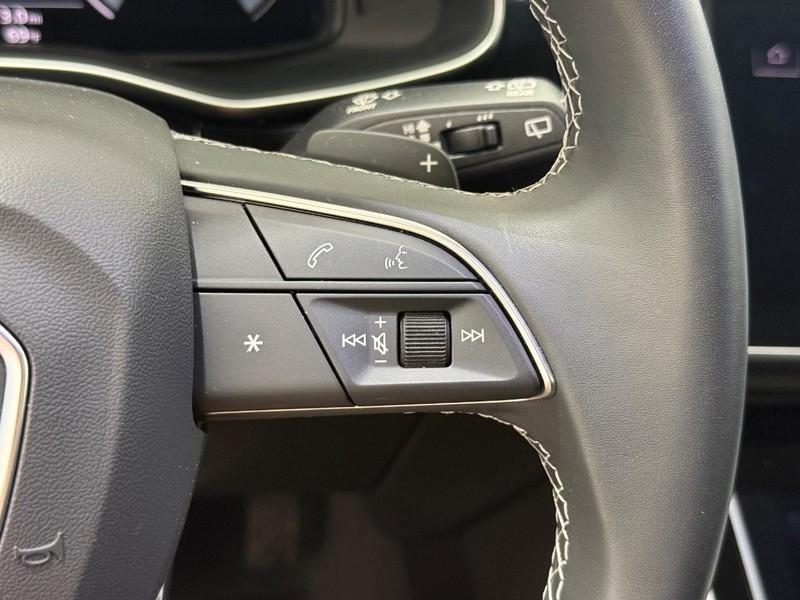 Audi Q7 Vehicle Full-screen Gallery Image 16
