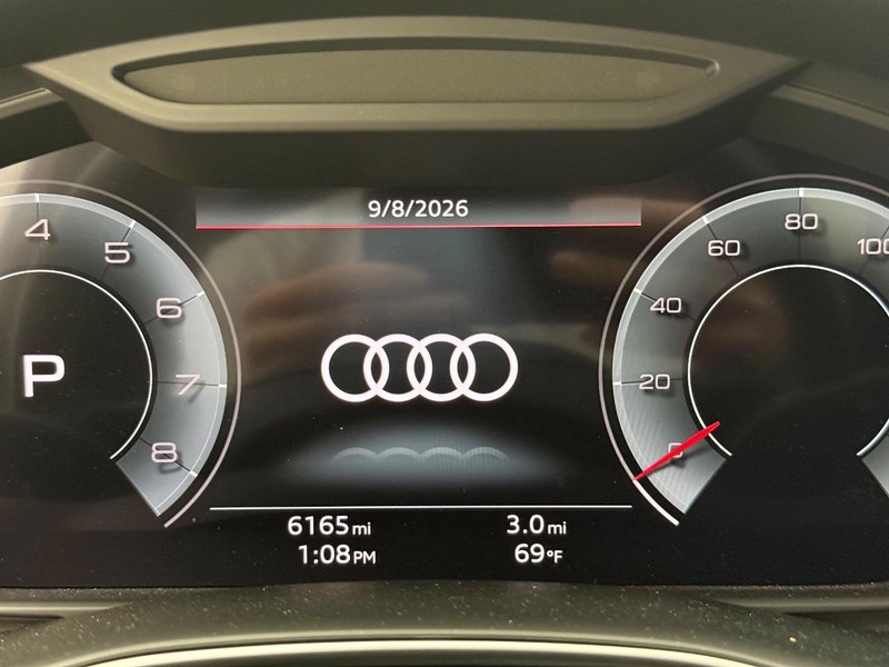 Audi Q7 Vehicle Full-screen Gallery Image 17