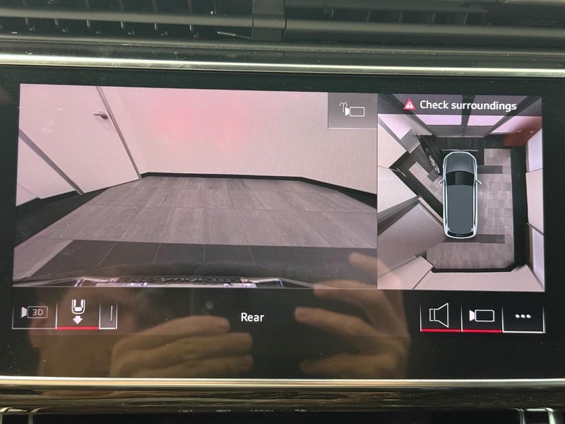 Audi Q7 Vehicle Full-screen Gallery Image 18