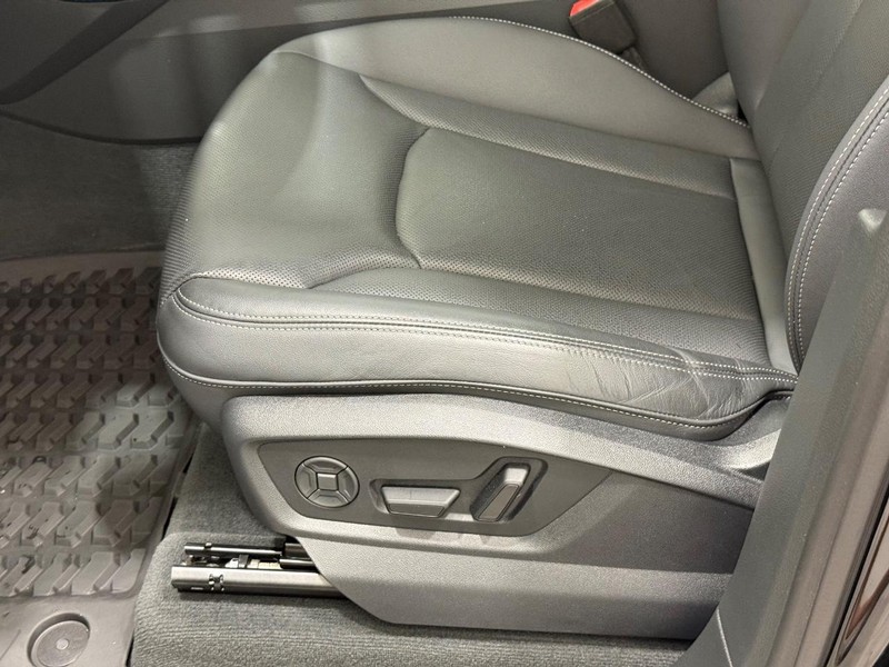 Audi Q7 Vehicle Full-screen Gallery Image 21