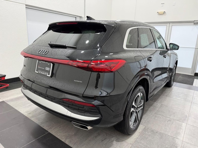 Audi Q5 Vehicle Full-screen Gallery Image 02