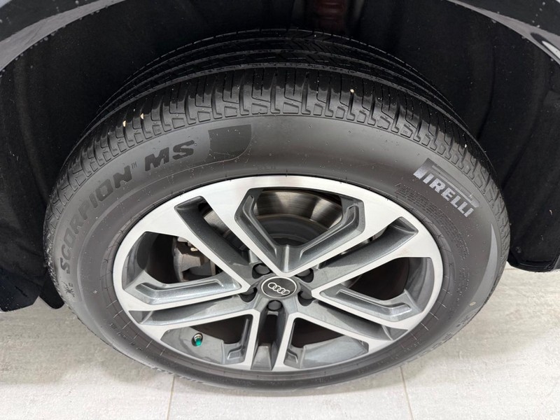 Audi Q5 Vehicle Full-screen Gallery Image 04